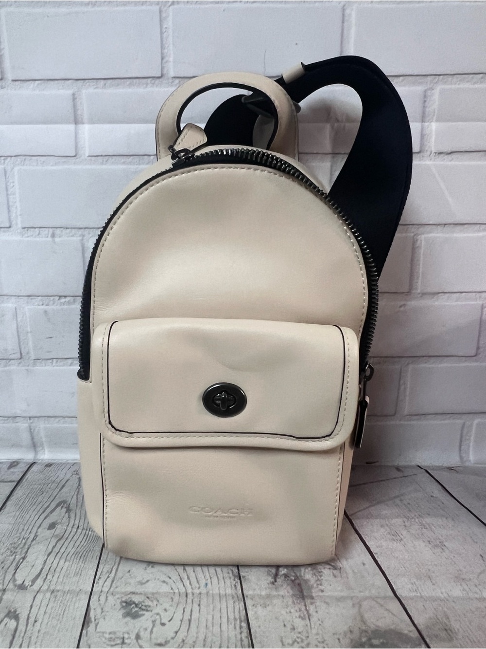 Coach Turnlock Sling Pack Leather Backpack Bag Ivory Gunmetal CAJ72 EXCELLENT